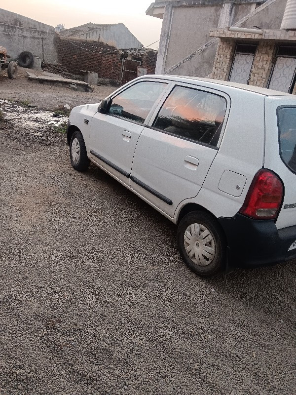 ફોર વ્હીલ-કાર વેચવાની છે