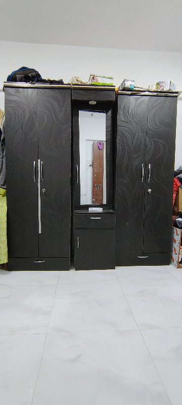 एक वर्ष जुने कपाट,ड्रेसिंग, टेबल