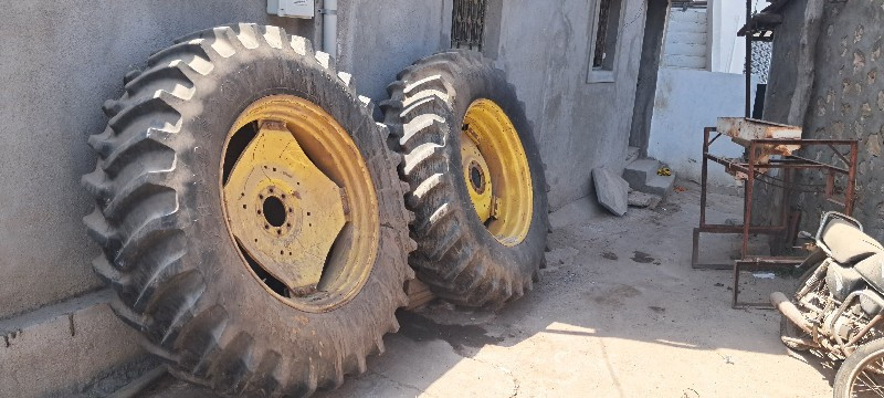 ટ્રેક્ટર ઊંચું કરવા ના ટાયર