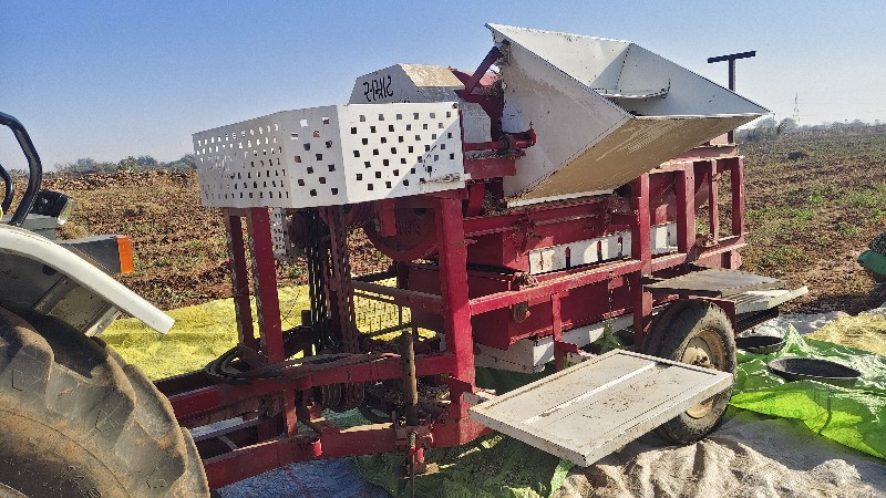 સમ્રાટ નું થ્રેસર વેચવાનું છે.