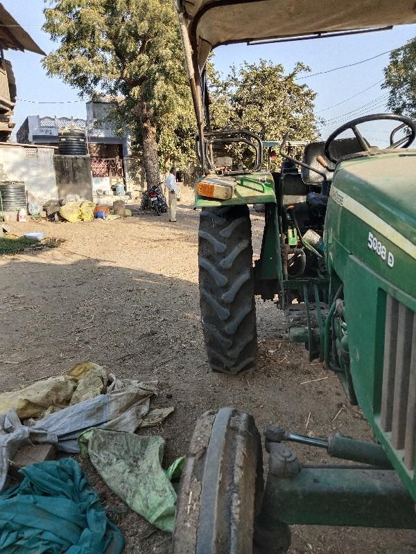 John Deere tractor 5038D