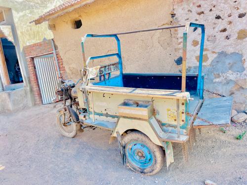 ટેમ્પો રિક્ષા વેચવાની છે.