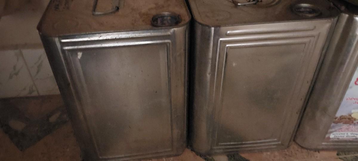 મગફળી ના  તેલ ના બે ડબ્બા