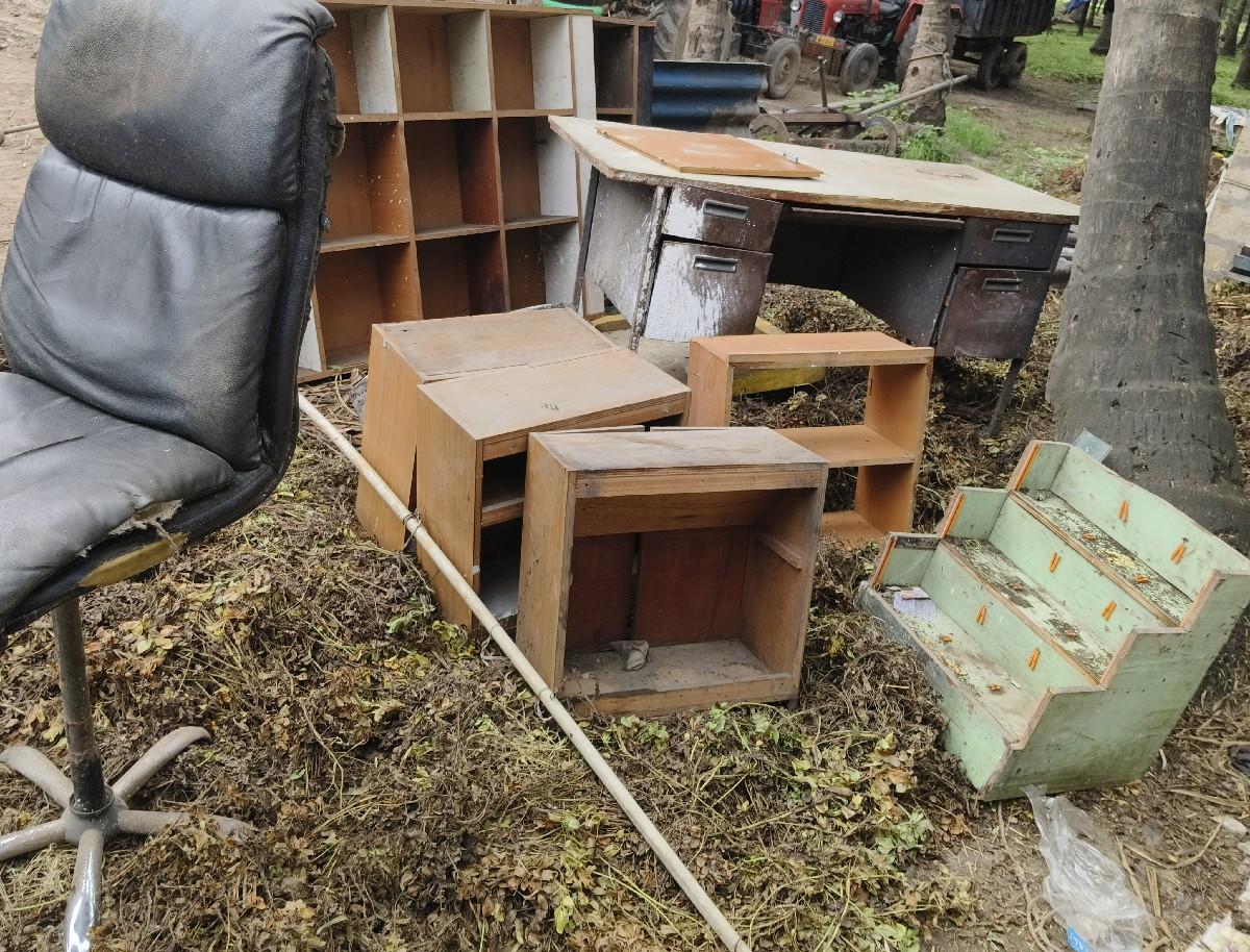 દુકાન નુ ફનીચર વેચવાનુ છે.