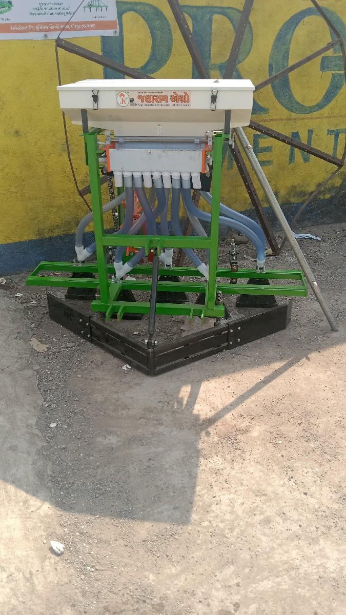 ટ્રેક્ટર ના માલ વેચવાનો છે