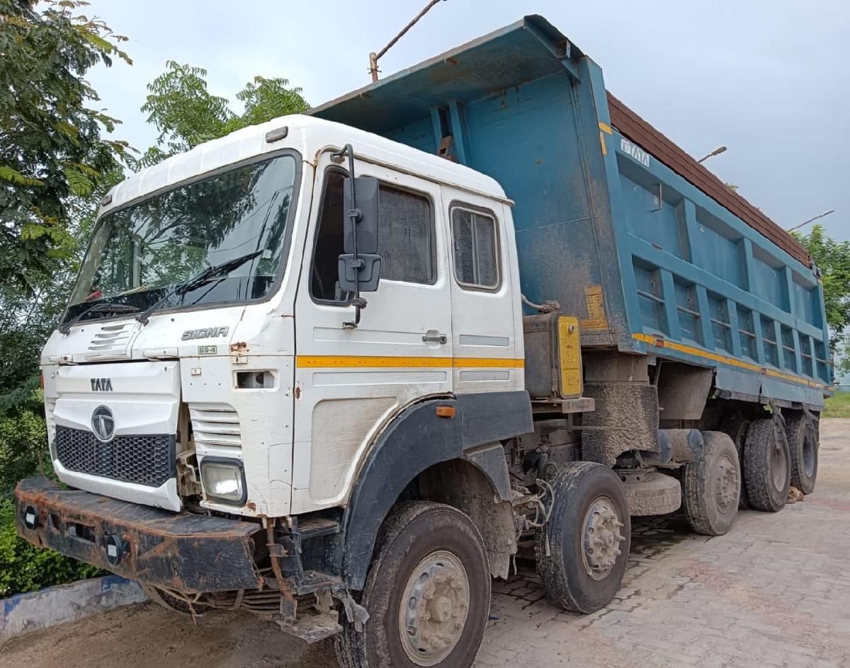 ડંમફર ભાડે જોય છે