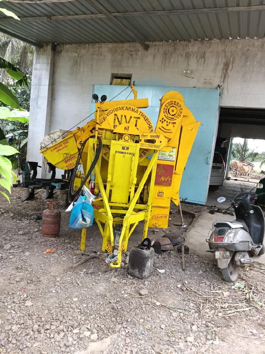 મજૂર સાથે NVT થ્રેસર મળી રહેશે .