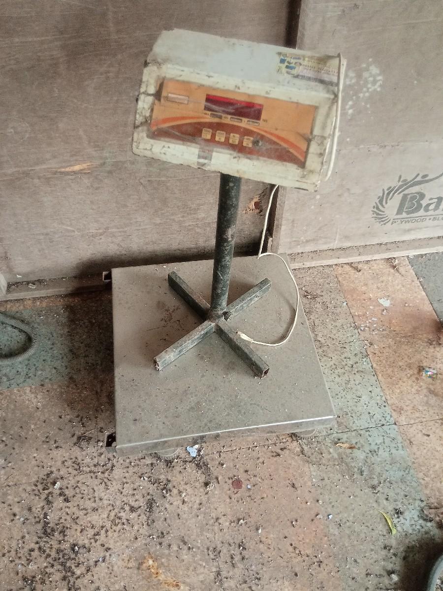 વજન. કાટા. ચાલુ. બે. વેસવાના.