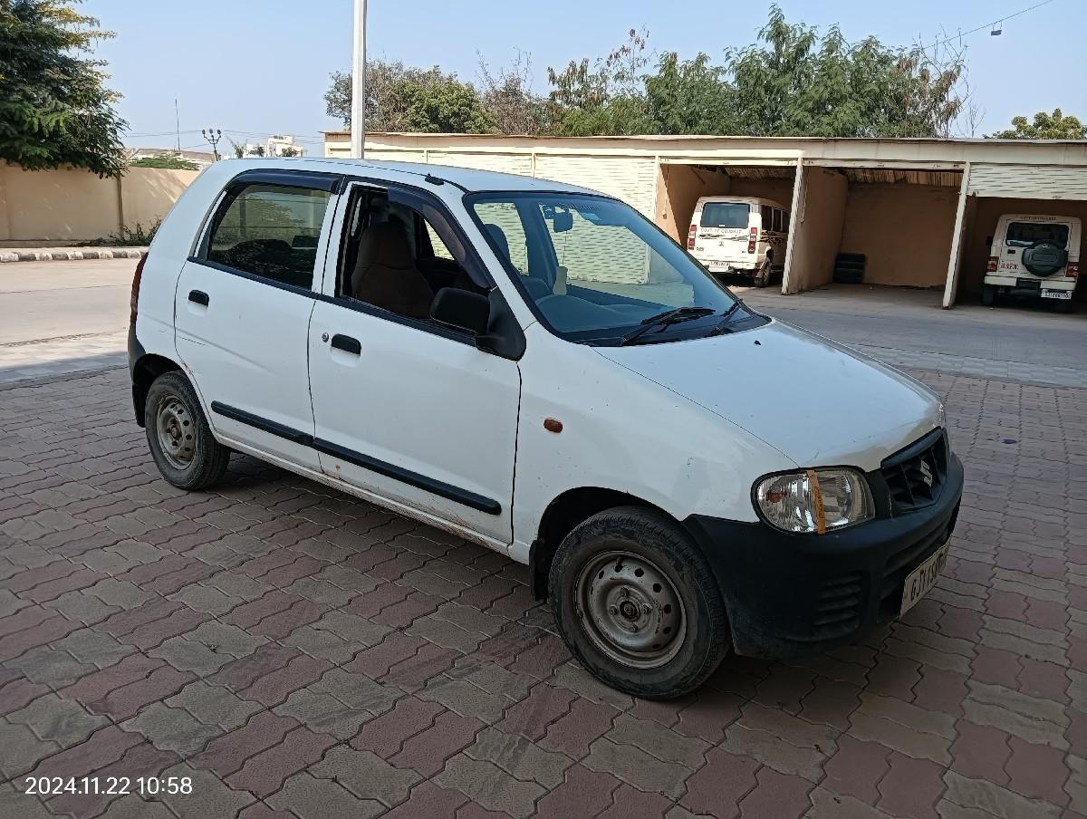 ફોર વ્હીલ કાર વેચવાની છે