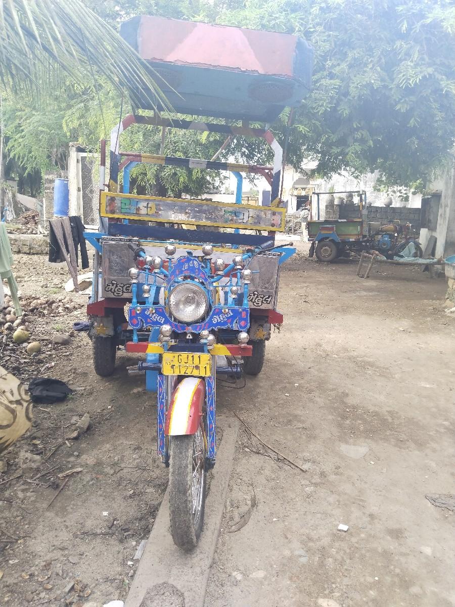 છકડો રીક્ષા વેચવાની છે 2014 નો મોડલ