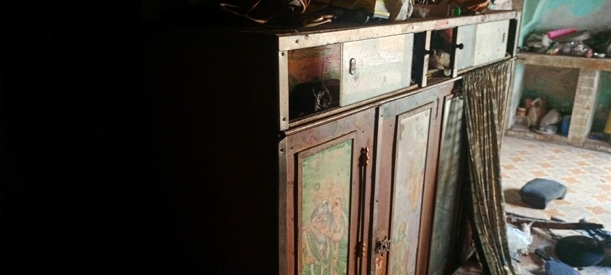 બે ખાના વાળો કબાટ વેચવાનો છે