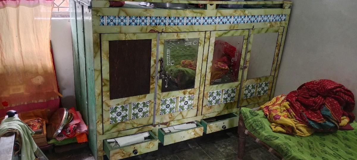 લાકડાનો કબાટ વેચવા નો છે