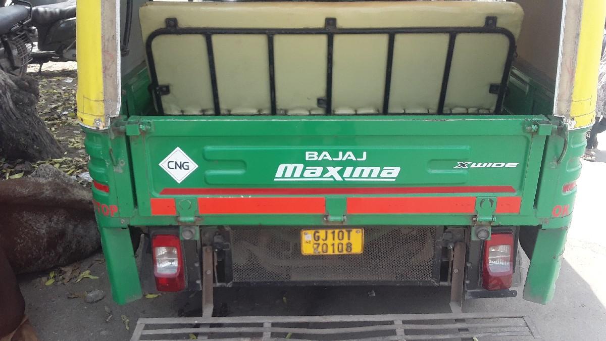 મેક્સીમાં બે બાટલા વાળી વેચવાની છે