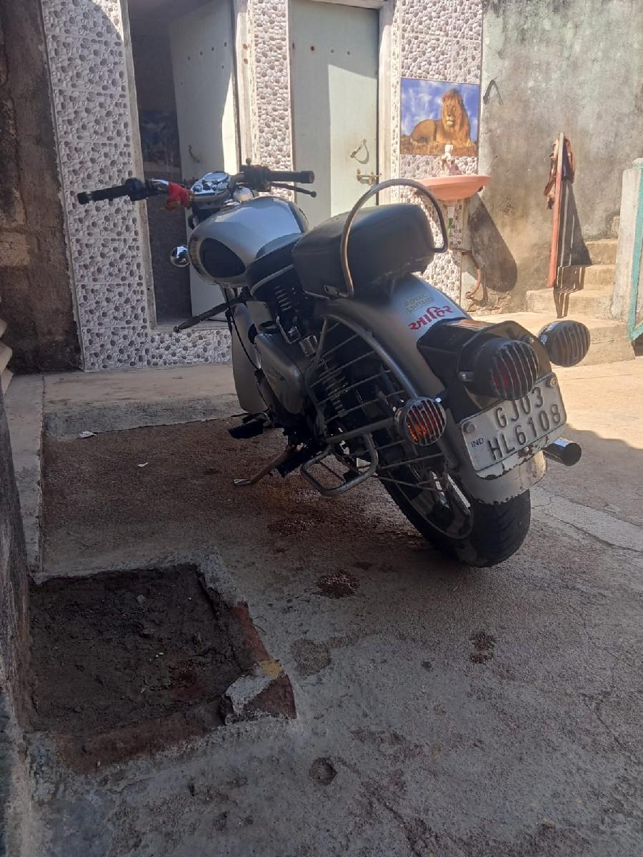 બુલેટ વેચવાની છે.