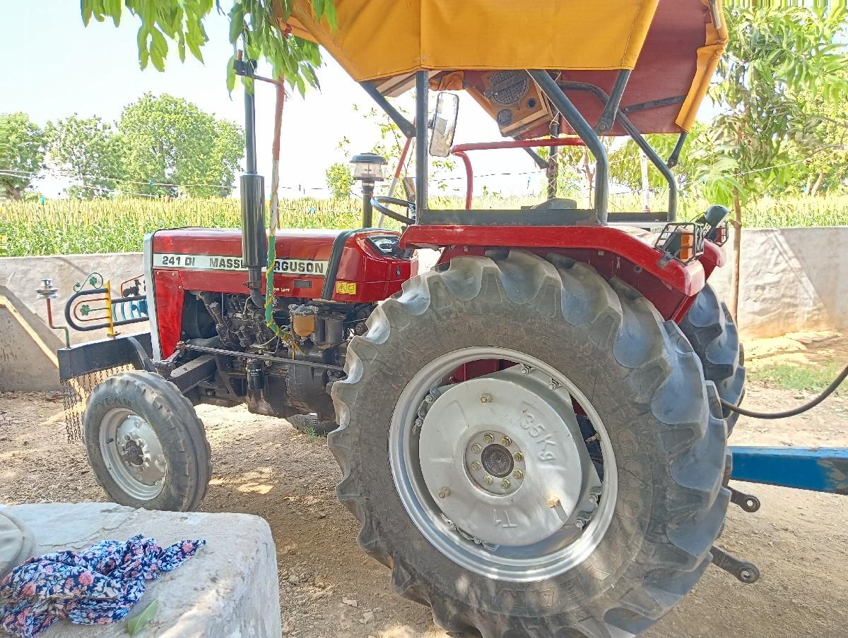 ટ્રેક્ટર વેચવાનું છે