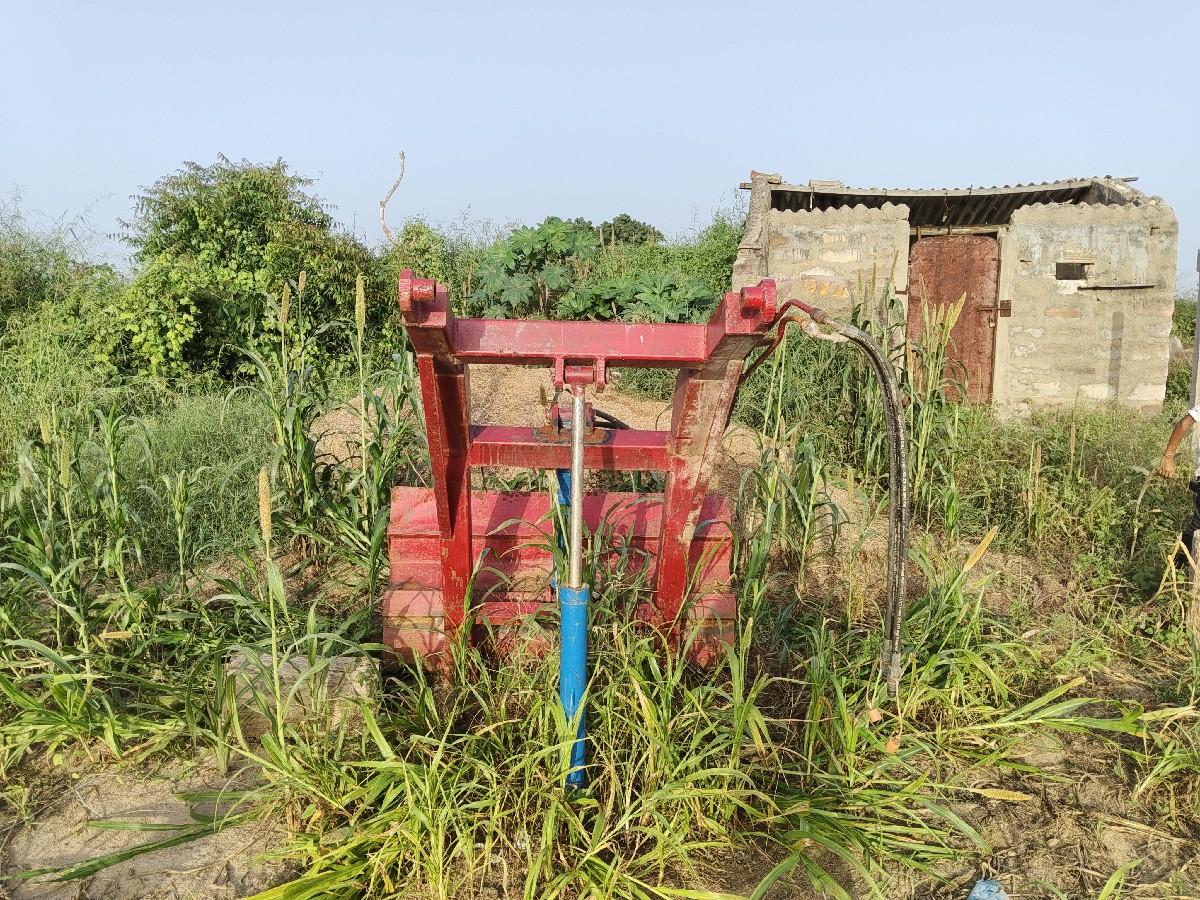 લોડર વેચવાનુ છે