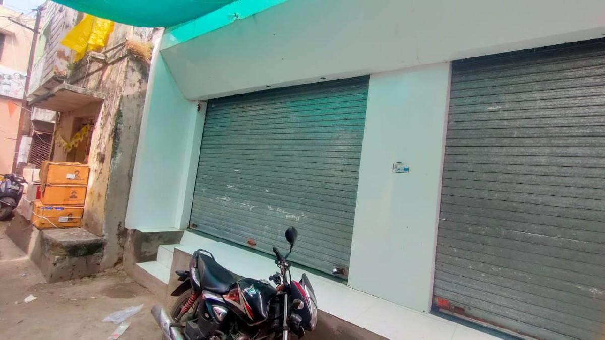 માંગરોળ મા મોકાની 2 દુકાન છે.