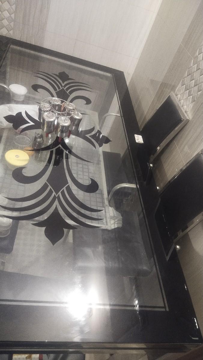 ડાઇનિંગ ટેબલ