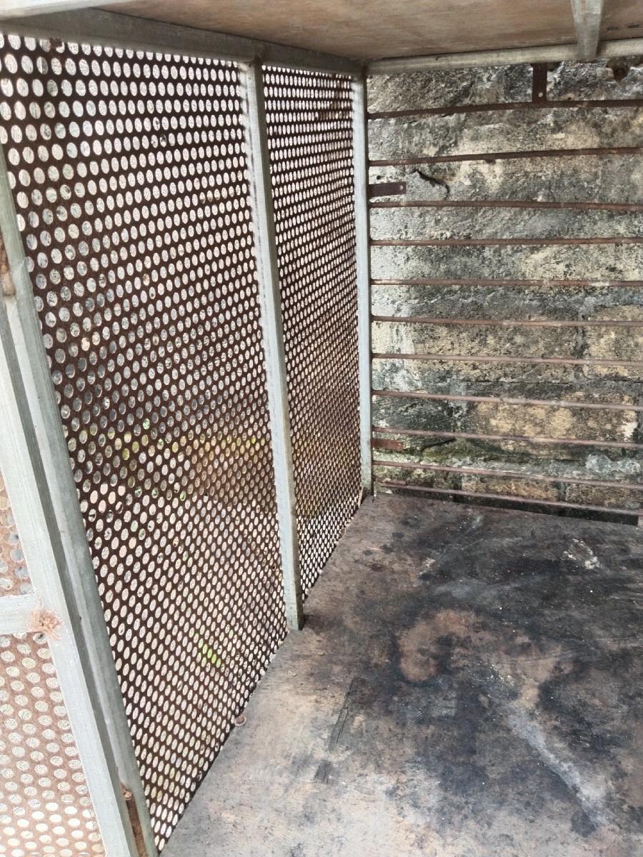 કૂતરા માટે પાંજરું વેચવાનું છે