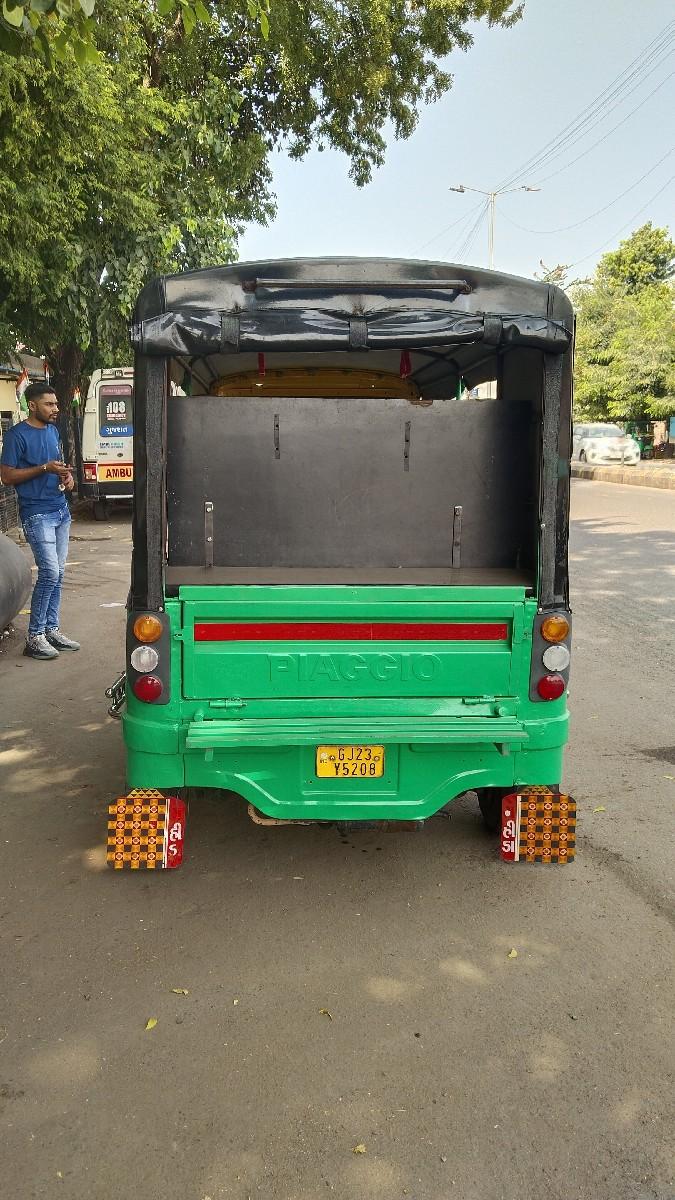 પીયાગો રીક્ષા સીએનજી