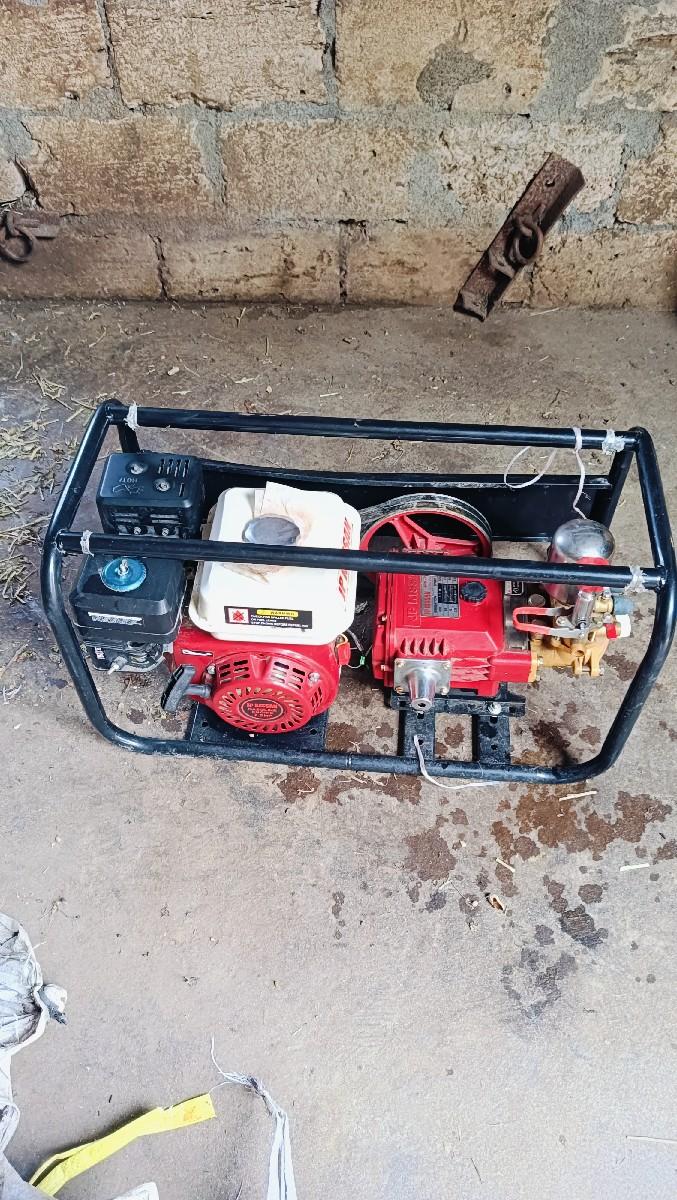 દવા છાંટવાનો પંપ એન્જિન વાળો