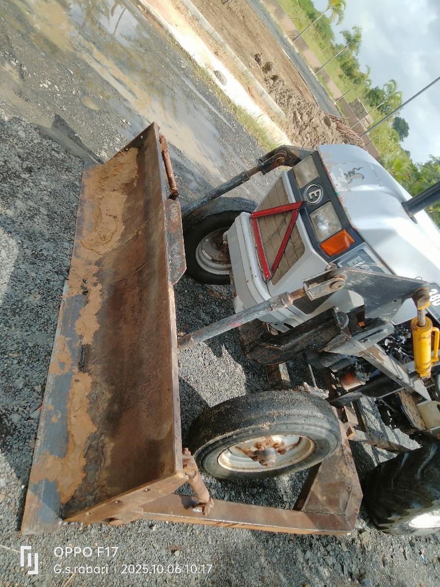 પાવડો દાતી ને ટ્રેક્ટર દેવાનું