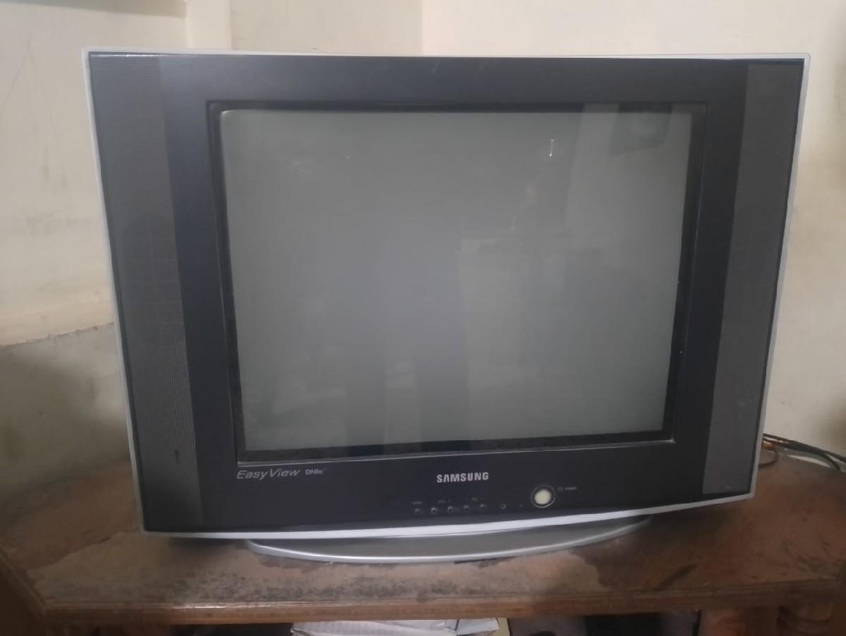 ટીવી અને ટીવી સ્ટેન્ડ