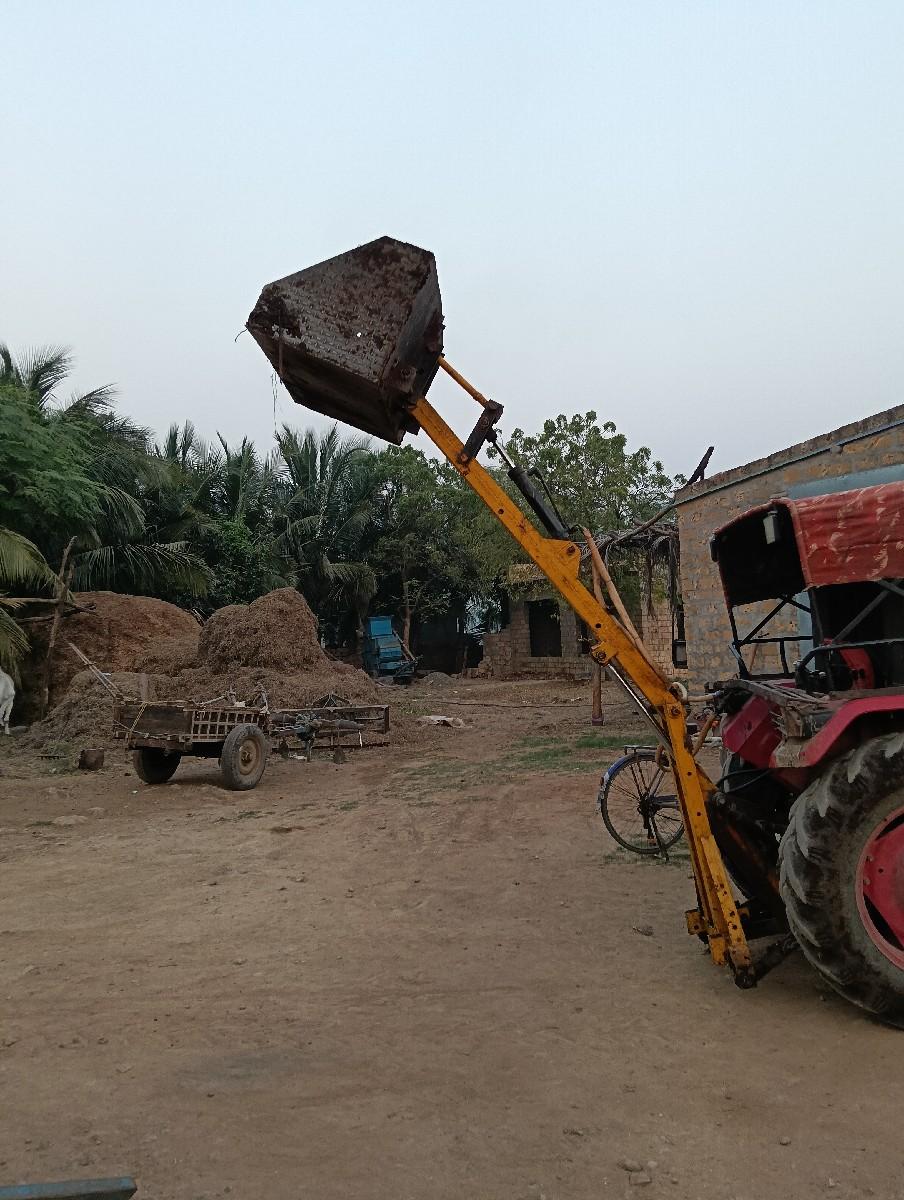 લોડર વેચવાનું છે.