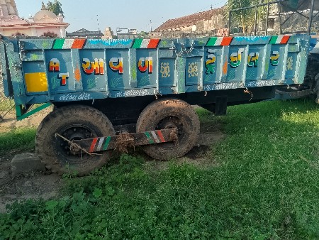 ટ્રેકટર અને ટ્રોલી વેચવા ના છે