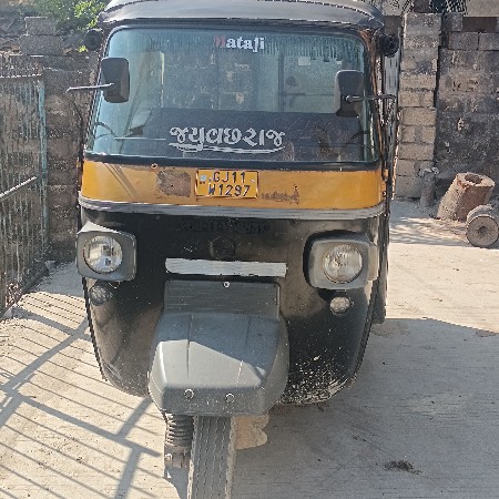 પિયાગો રિક્ષા વેચવાની છે