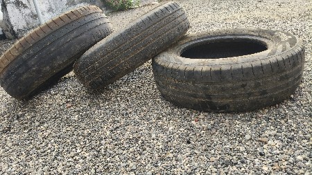 ફોર વ્હીલ ના ટાયર વેચવાના છે.