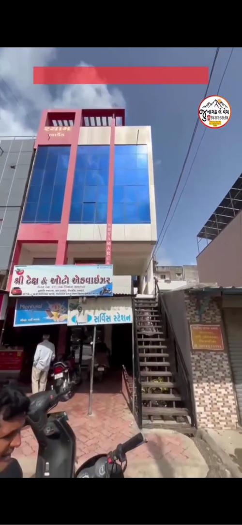 4 દુકાન વેચવાની છે 
પેલા માળે છે