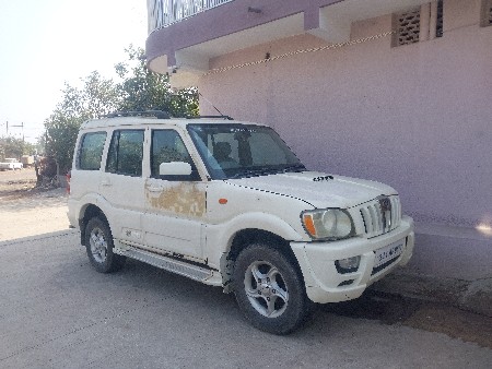 વેચવાની છે mahindra scorpio