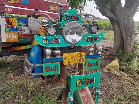 રીક્ષા.  2014. મોડેલ.