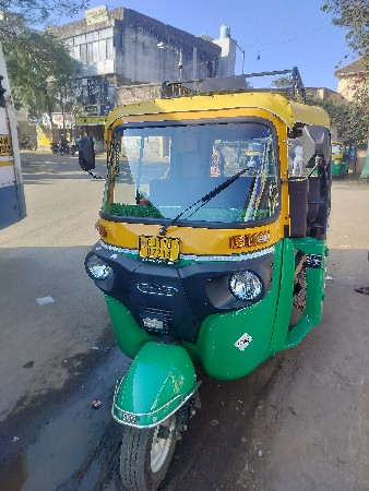 bajaj maxima cng