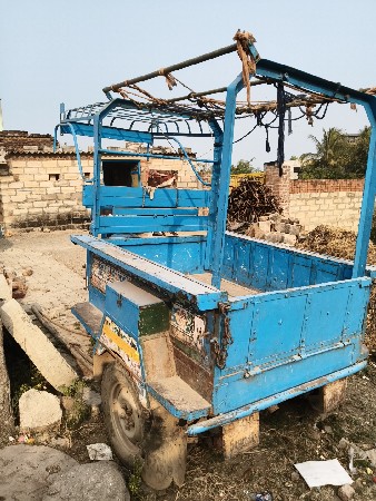 થ્રી વ્હીલ લોડિંગ ટેમ્પો