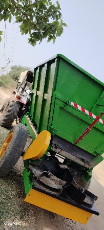 ખાતર ઉડાડવાની ટ્રોલી