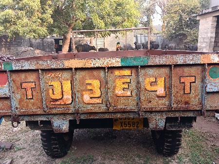 ટેલર વેચવાનું છે