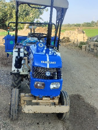 મિસી બીસી બંધવેલું ટ્રેક્ટર.