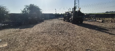 આ દુકાન માં કારીગરો જોઈ છે