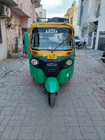 bajaj maxima cng