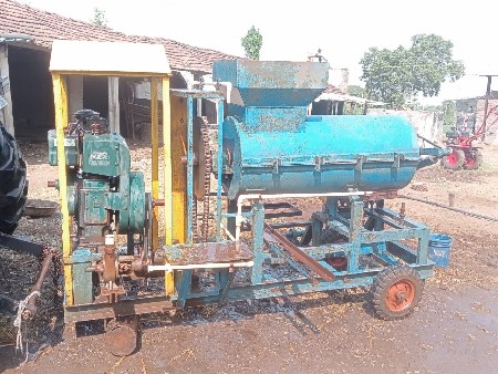 ચાલુ ડીઝલ એન્જિન સાથે ઈંટ બનાવવાનુ