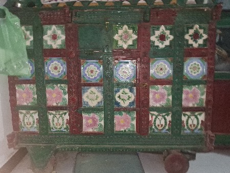 લાકડા નૉ મજુ,  કબાટ  બંને વેચવાન