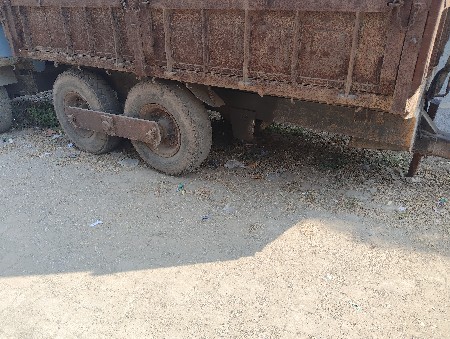 ફોરવીલ લારી વેચવાની છે