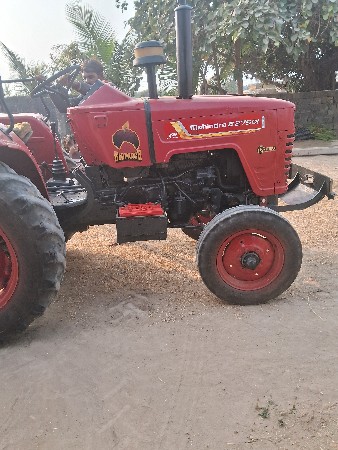 ટેકટર  વેચવાનુ.  છે