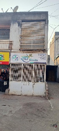 દુકાન વેચવાની છે. મુખ્ય માર્ગ ઉપર