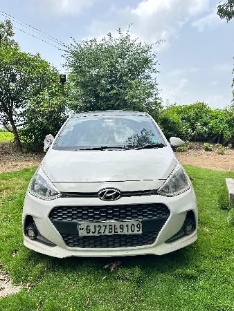 ફોર વ્હીલ કાર વેચવાની છે