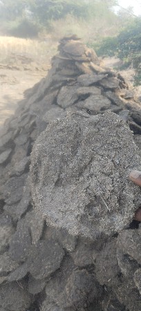 છાણા વેચવાના છે