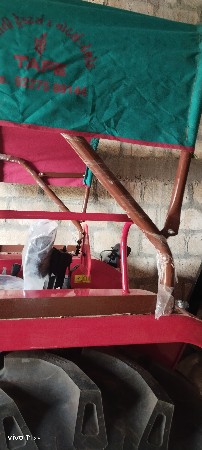 મેસી ટ્રેક્ટરનુ હુડ વેશવાનુ છે