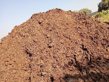 છાણિયું ખાતર વેચવાનું છે.